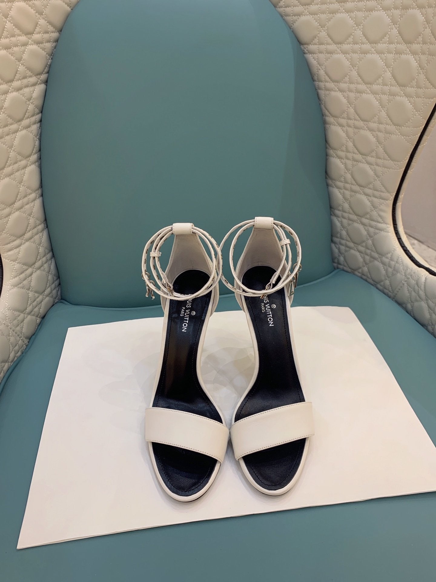 Lv b/w heels