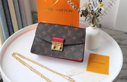 classic style chain handbag