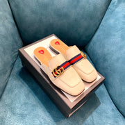 G u c c I slides