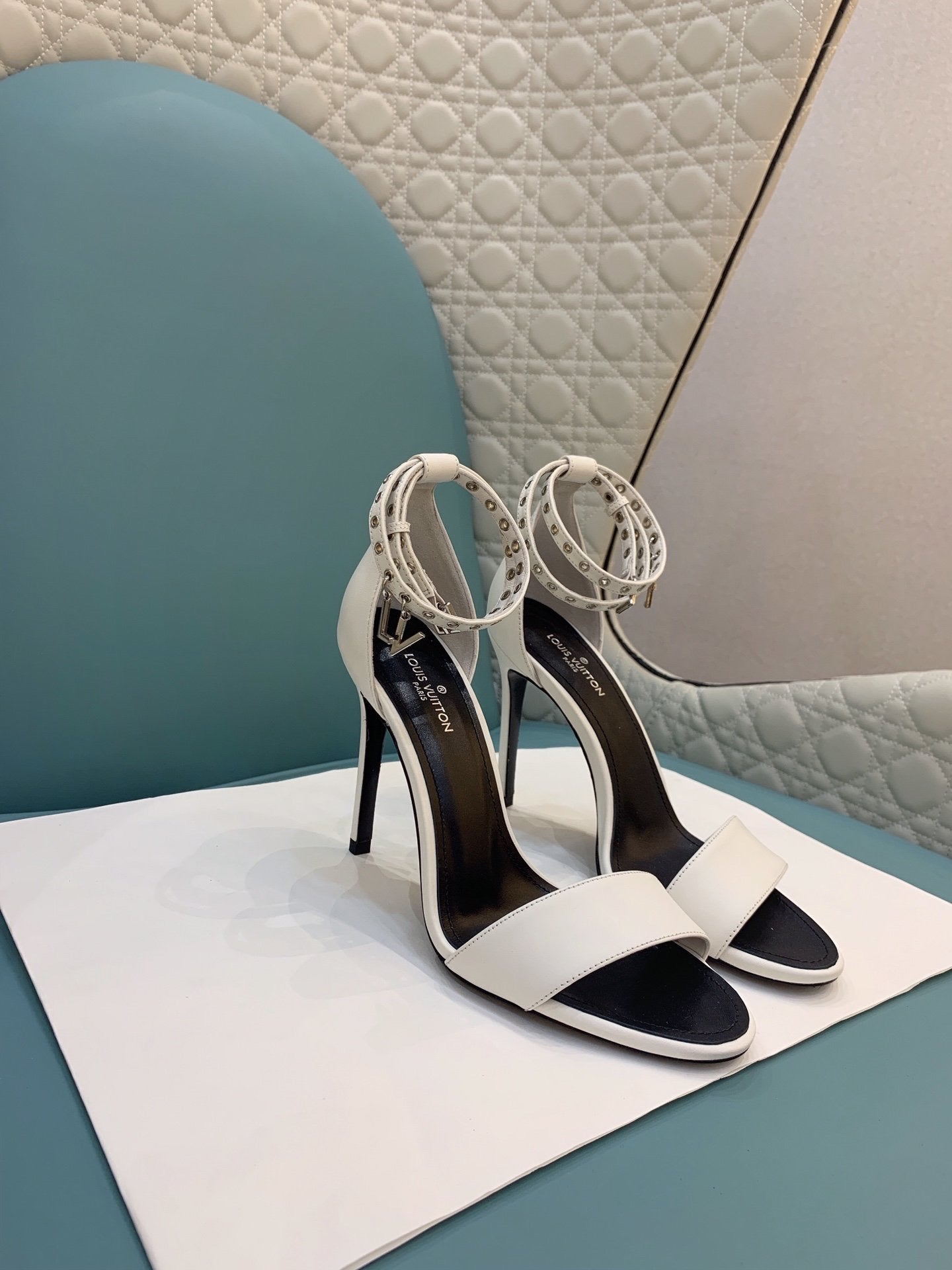 Lv b/w heels