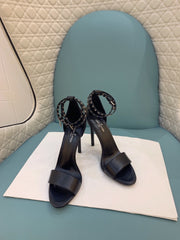 Lv b/w heels