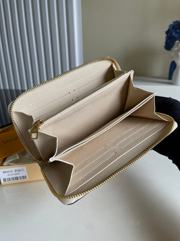 White wallet 19.5x10.5x2.5cm
