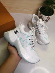 L V - T I G H T Y - W H I T E Y - S N E A K E R