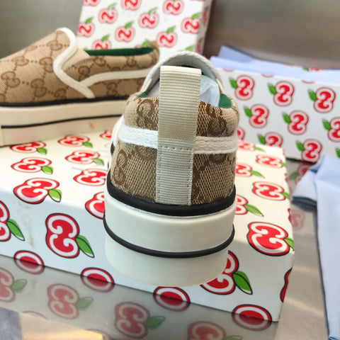 G u c c I baja slip on